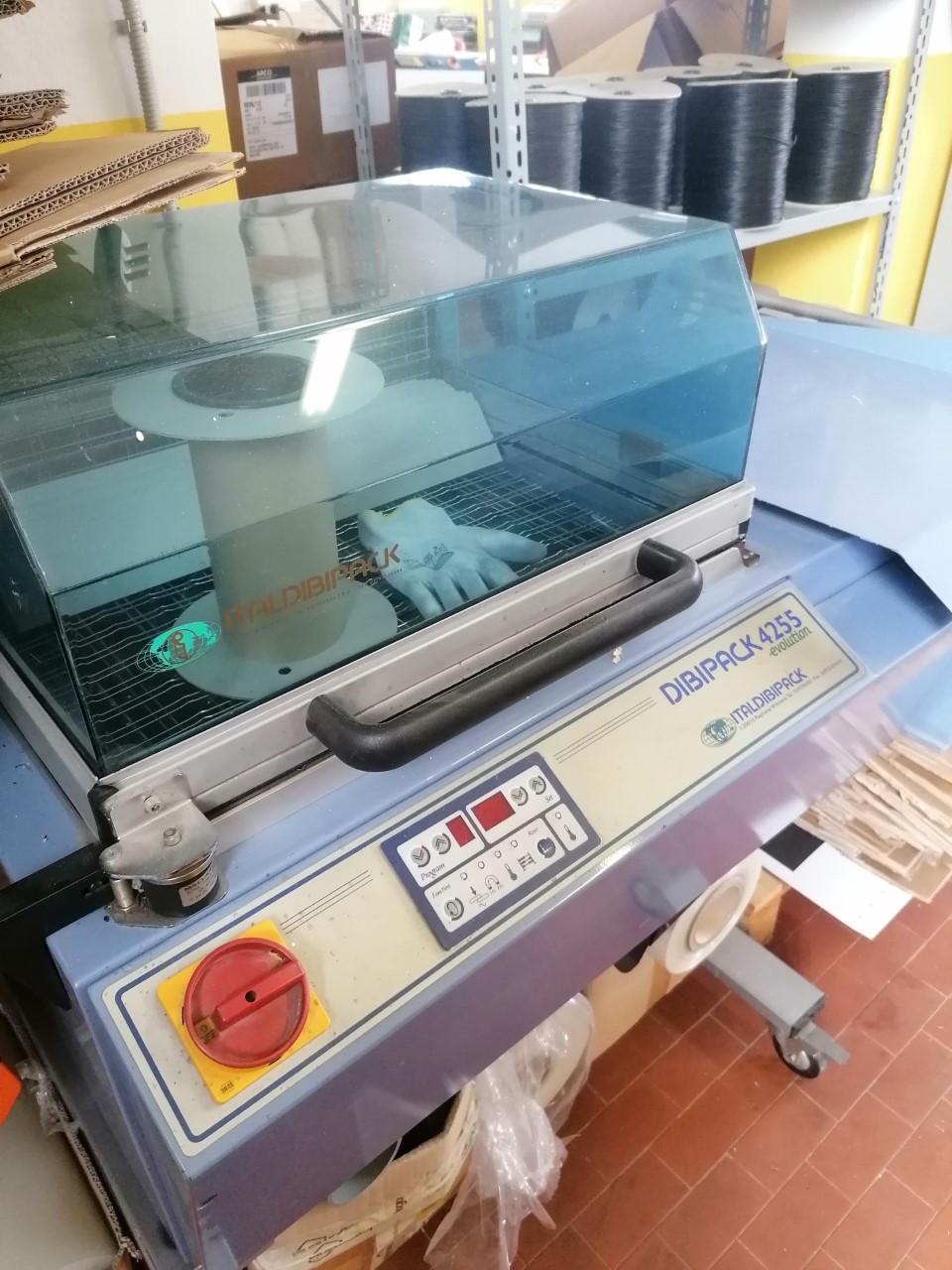 Foto macchina cofezionamento pacchi termici